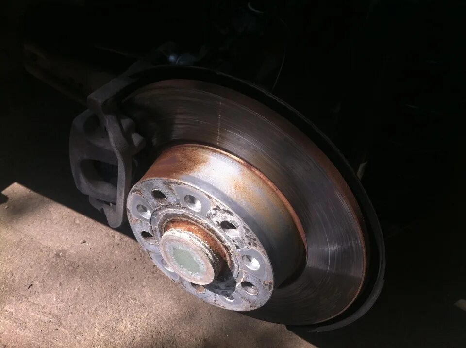 Тормозные диски зимой. Тормозной диск rr evoque. Тормозные диски на суппорт bc141068. Ржавые тормозные диски. Насечки тормозных дисков.