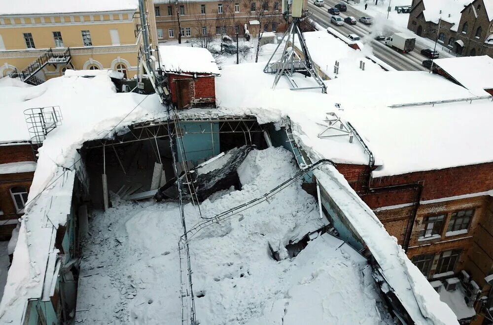 Сломал на крыше замок. Обрушение крыши 13 января в школе Нижний Новгород. Разрушение кровли здания. Обрушилась крыша. Разрушение крыши от снега.