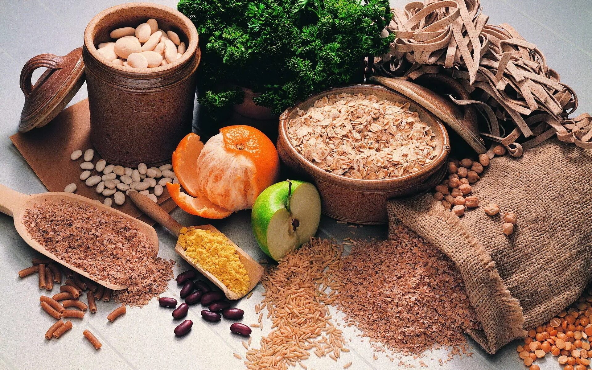 Грубые крупы. Клетчатка. зерновые продукты для здорового питания. пищевые волокна клетчатка. крупы и злаки.