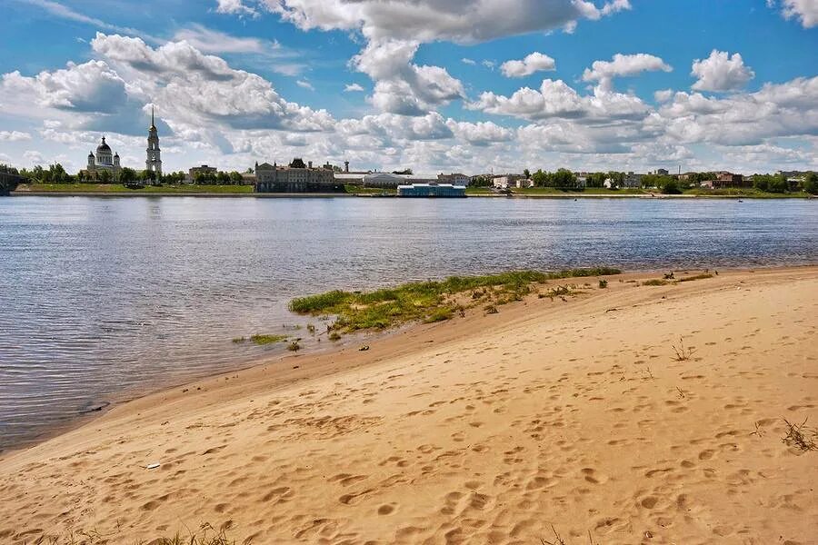 Река Волга Рыбинск. Пляж в Ярославле на Волге. Берег Волги Ярославль. Река Волга Ярославская область берег.