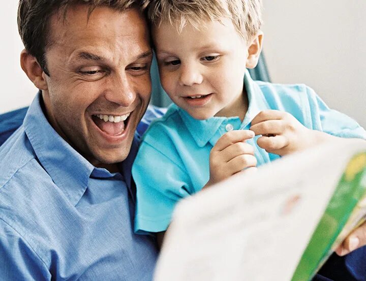 That the boy father is. That the boy father is. That the boy father is. Папа хвалит сына. Воспитание ребенка.