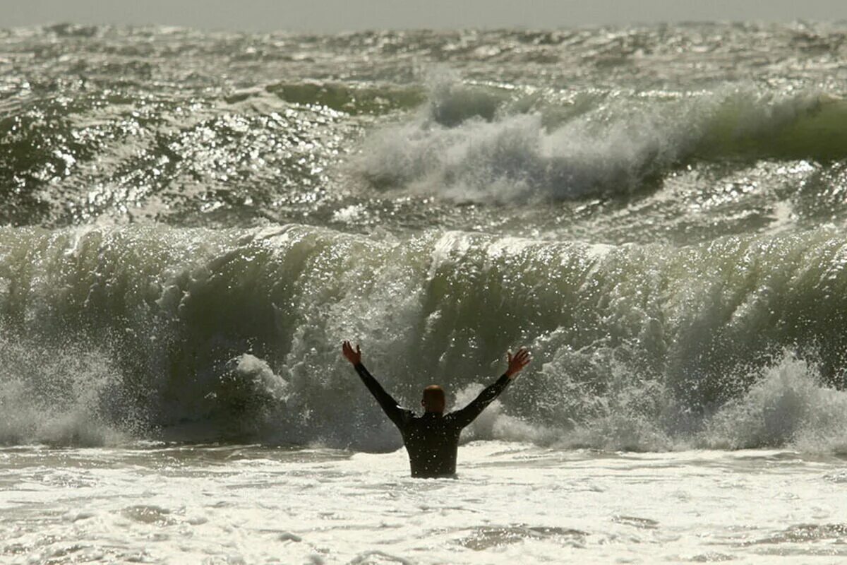 Первыми приходят волны. Пляж волны. Море шторм. Бушующее море. Огромная волна на пляже.
