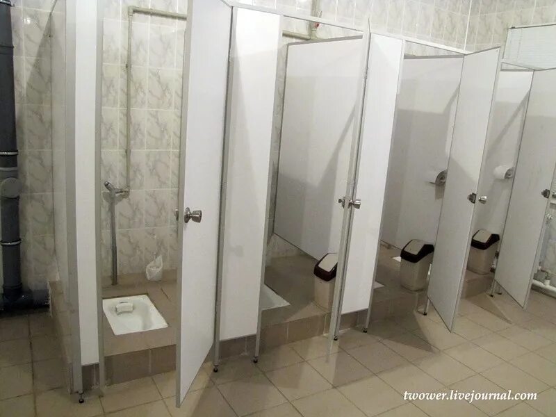 Должны ли туалеты для посетителей быть оборудованы. Туалетные кабинки в армии. Душевые кабинки в армии.