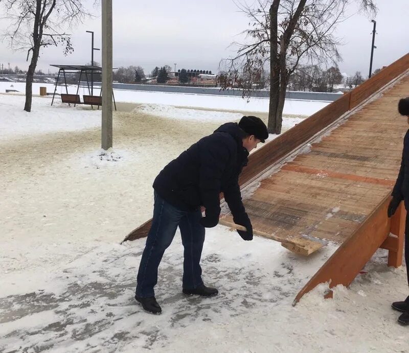 Откат на горке. Ледяная горка парк Белинского Пенза. Горки Пенза ледяные. Ледяные горки в Пензе 2022. Горки на набережной Тюмень.