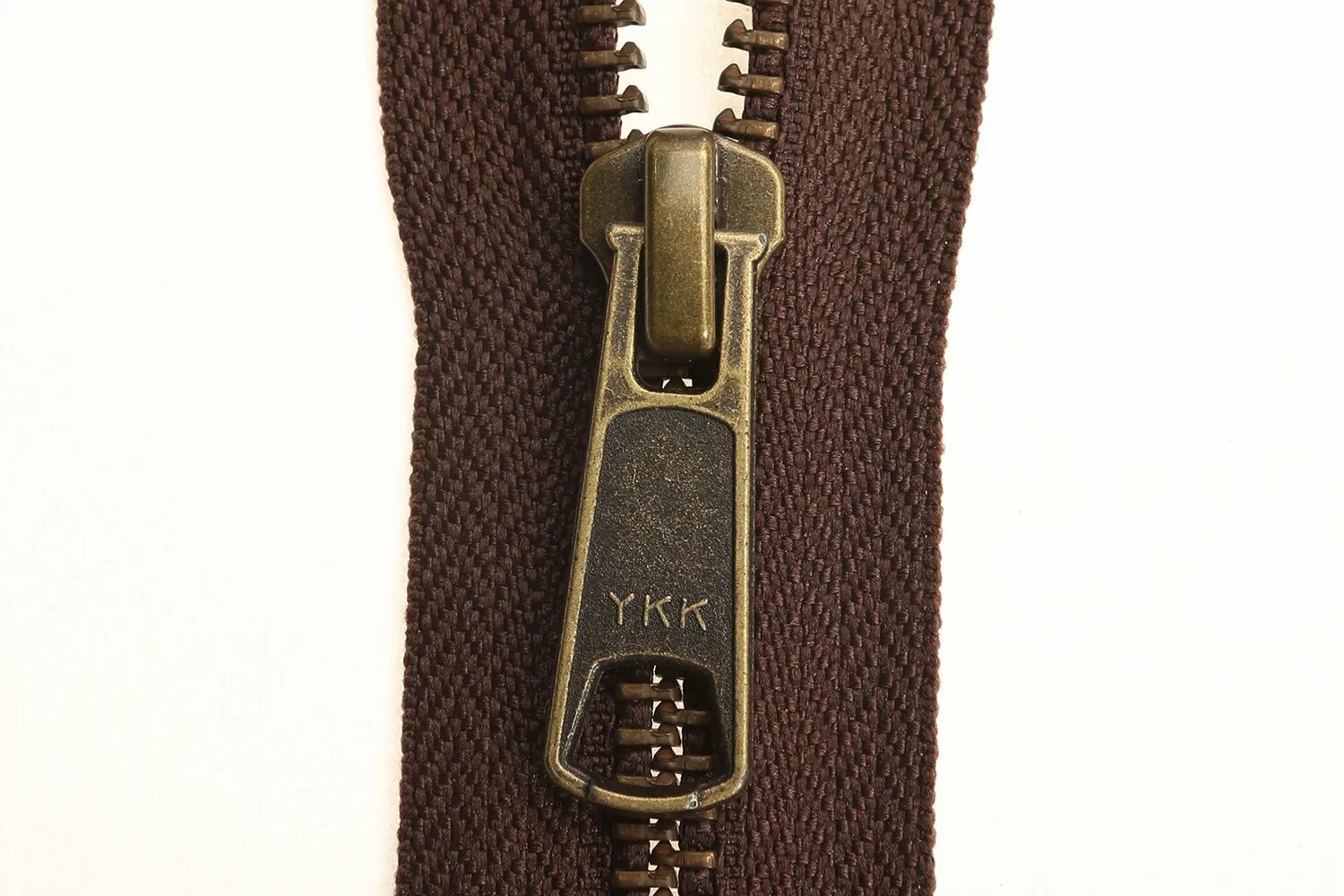 Ykk 8sv1. Застежки ykk. Ykk одежда. Замок молнии ykk 5 m. Расходится молния на куртке.