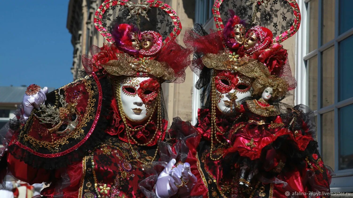 Carnevale di Venezia маски. Венецкий карнавал в Италии. Венецианский карнавал в Италии костюмы. Маска Венеция для карнавала. Карнавальный человек