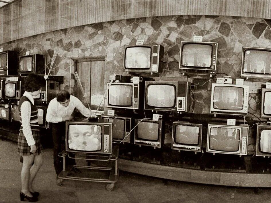 В телевизоре есть камера. Телевизор Рубин 1959. Завод телевизоров СССР. Завод телевизоров Горизонт в СССР. Телевизоры 70-80 годов советские.