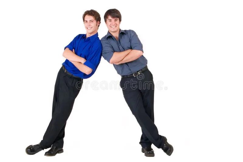Люди стоят рядом. Мужской конфликт. Лоб ко лбу мужчины. Командная смелость. Два человека стоят.