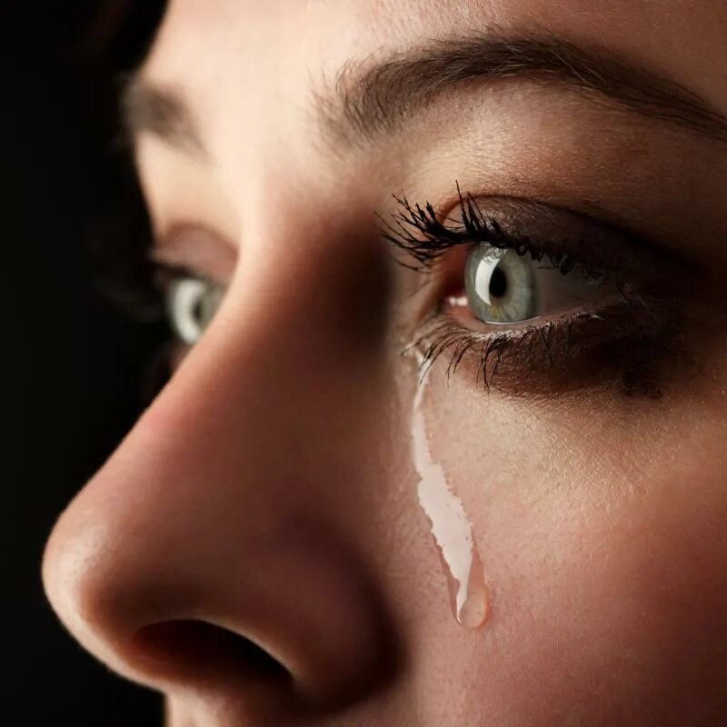 Глаз со слезой. Как будто заплакала. Плачущая девушка. Девушка плачет. Любовь сквозь слезы.