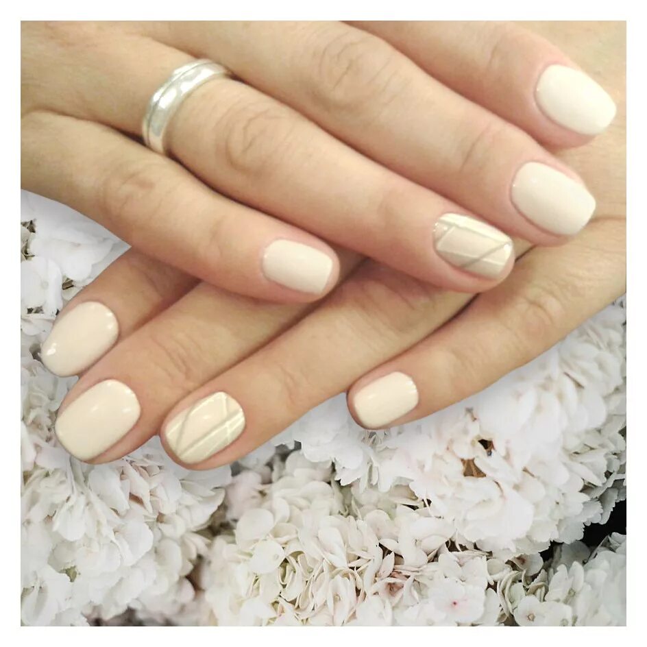 красивый маникюр пастельных тонов. кремовый маникюр. маникюр светлые тона кремовый. кремовый маникюр на короткие ногти. ногти в кремовых тонах.