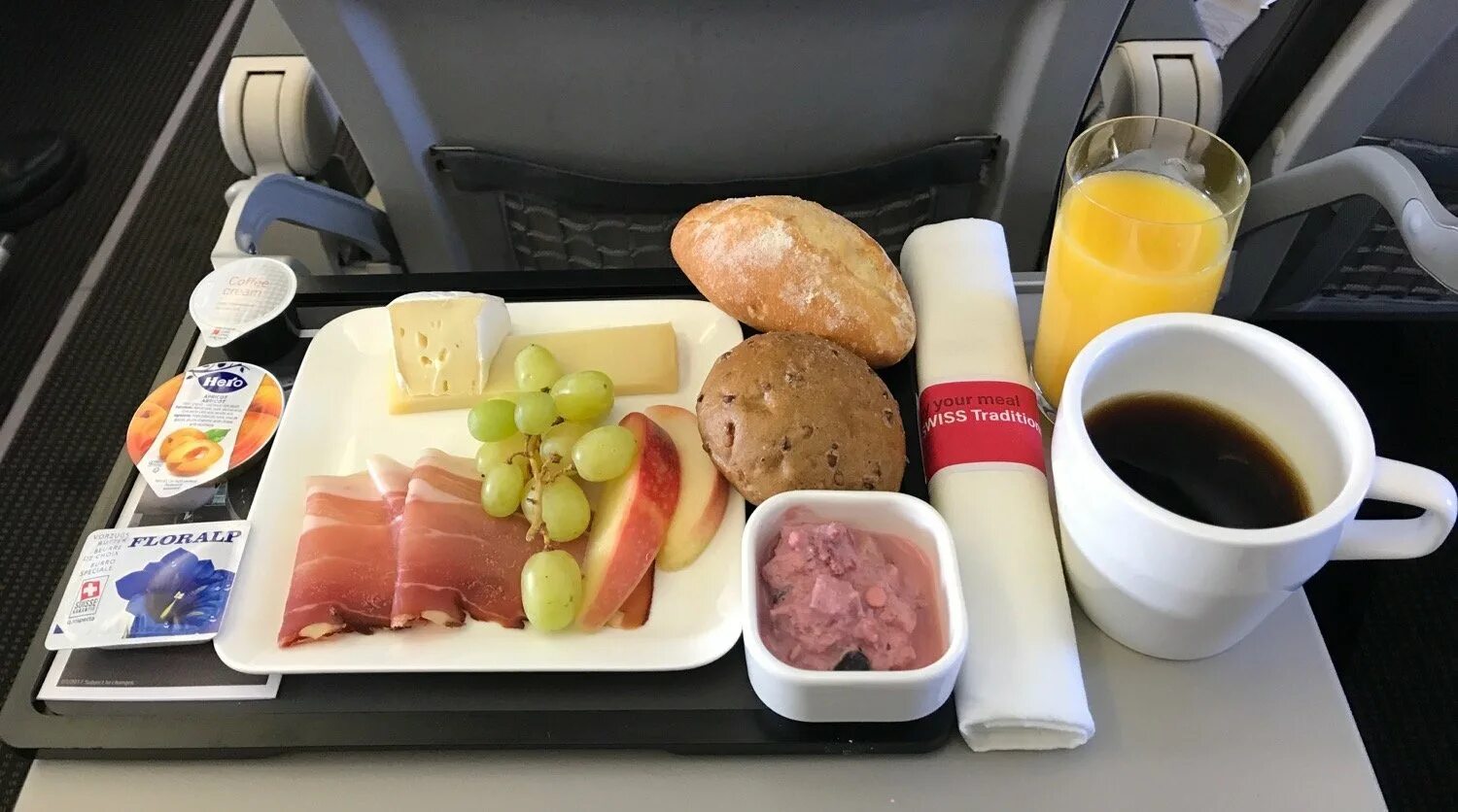 Самолете дают еду. Wizz Air бортовое питание. Обед в самолете. Завтрак в самолете. Еда в самолете бизнес класс.