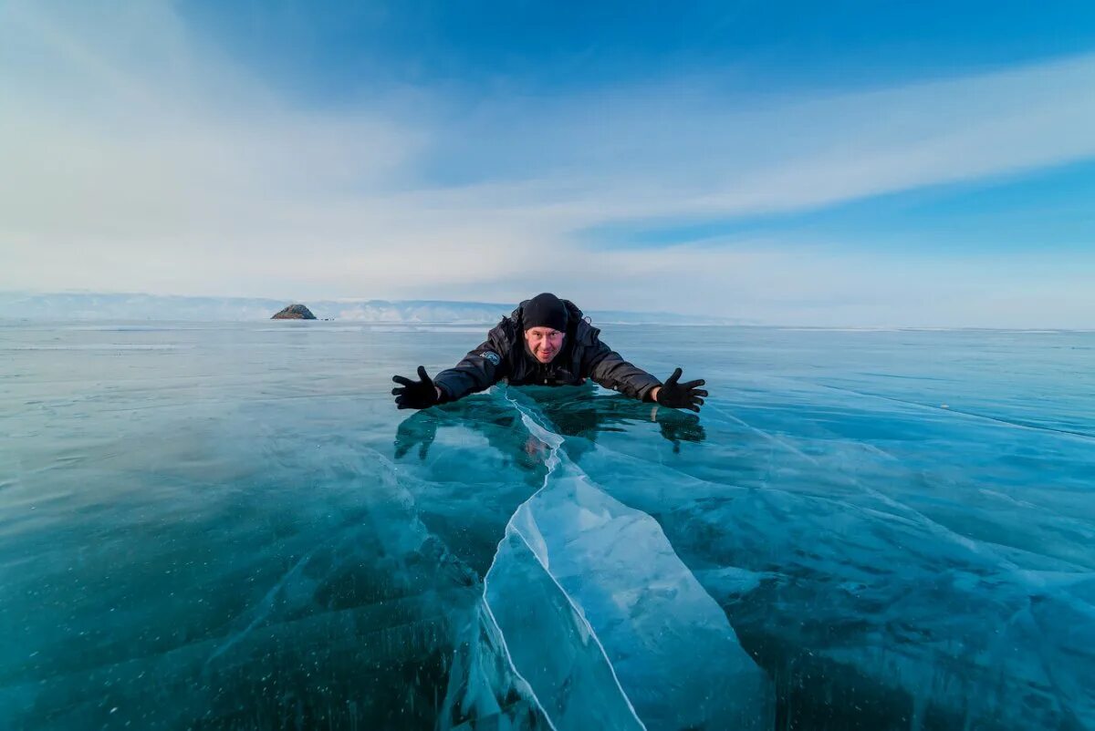 Фототур Байкал зима. Зимний туризм на Байкале. Лед Байкала. Люди на Байкале.