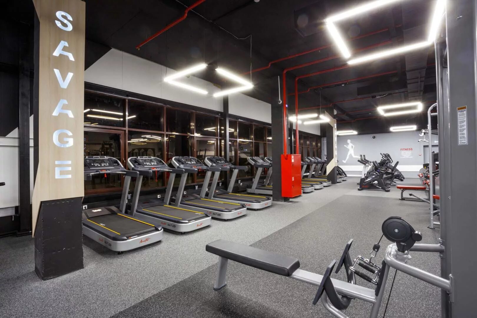 Интерьер фитнес клуба. Зал для занятий с детьми. Спортзал в современном стиле. Фитнес клуб смена. Фитнес клуб оригинальный.