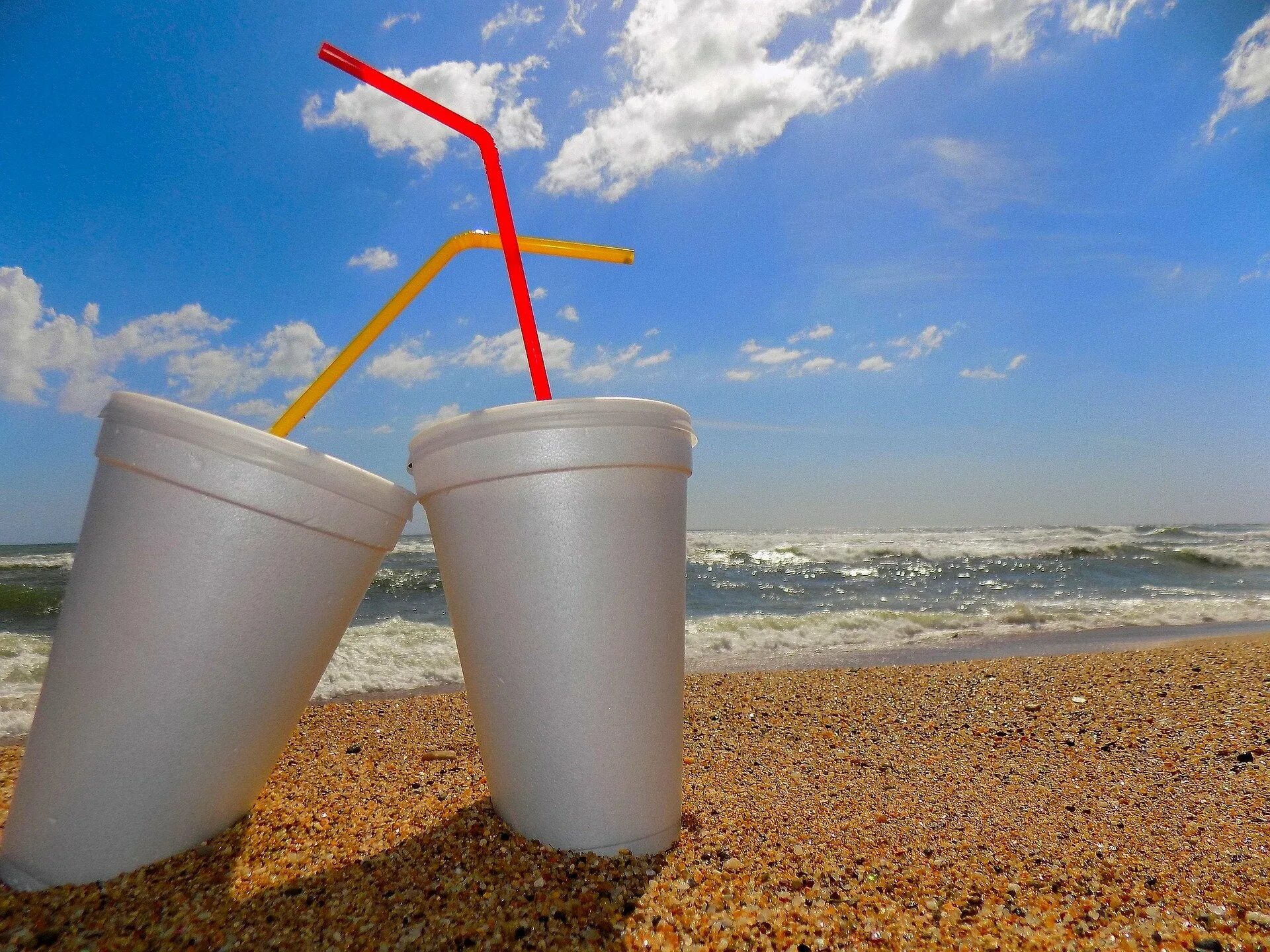 Use plastic. Стакан из полистирола. одноразовые стаканчики фото. бокал на пляже в песке мокап. plastic straw.