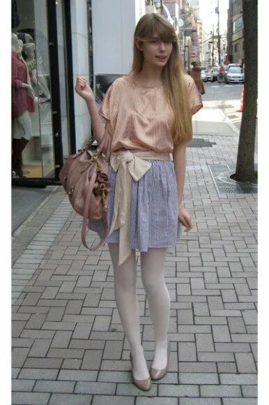 Белые колготки и юбка. Красная клетчатая юбка и колготки. Белые колготки и юбка. Преппи гранж. Черные колготки и белые кроссовки.