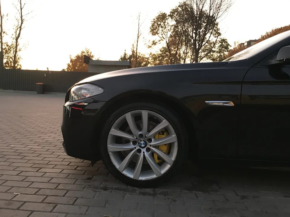 Суппорта f10. Покраска суппортов bmw f10. суппорта на бмв ф10. bmw f10 диски. диски бмв f10.