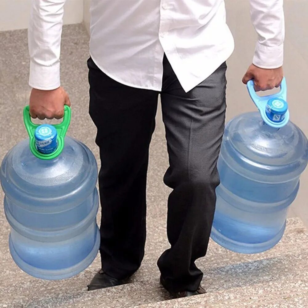 Как называются большие бутылки. Большая бутылка воды. Пластиковая бутылка для воды. Вода в большой бутылке. Большие баклажки для воды.