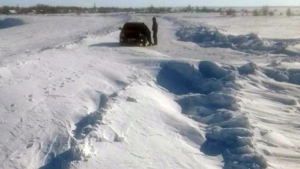 Село качки занесенное снегом. Снежный перемет. Переметы снега на дороге. Занесенная дорога. Снежные перемёты на дороги.