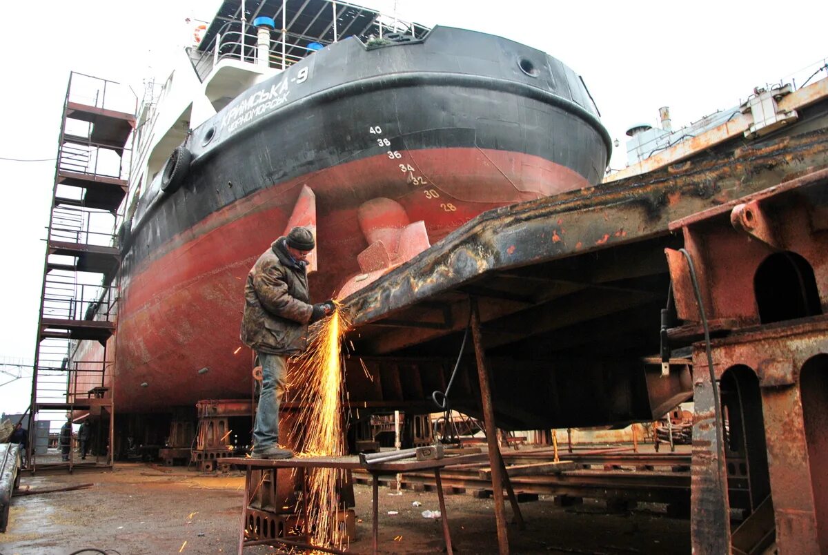 судоремонтный завод полярный. окраска корабля. переоборудование судна. мртк капитан лобанов. текущий ремонт судна.