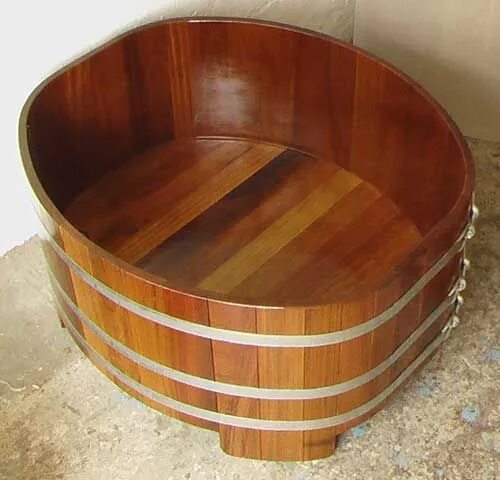 Деревянный поддон для душа. Деревянная ванна для бани. Деревянная кадка для душа. Круглая деревянная ванна. Поддон для бочек из дерева.