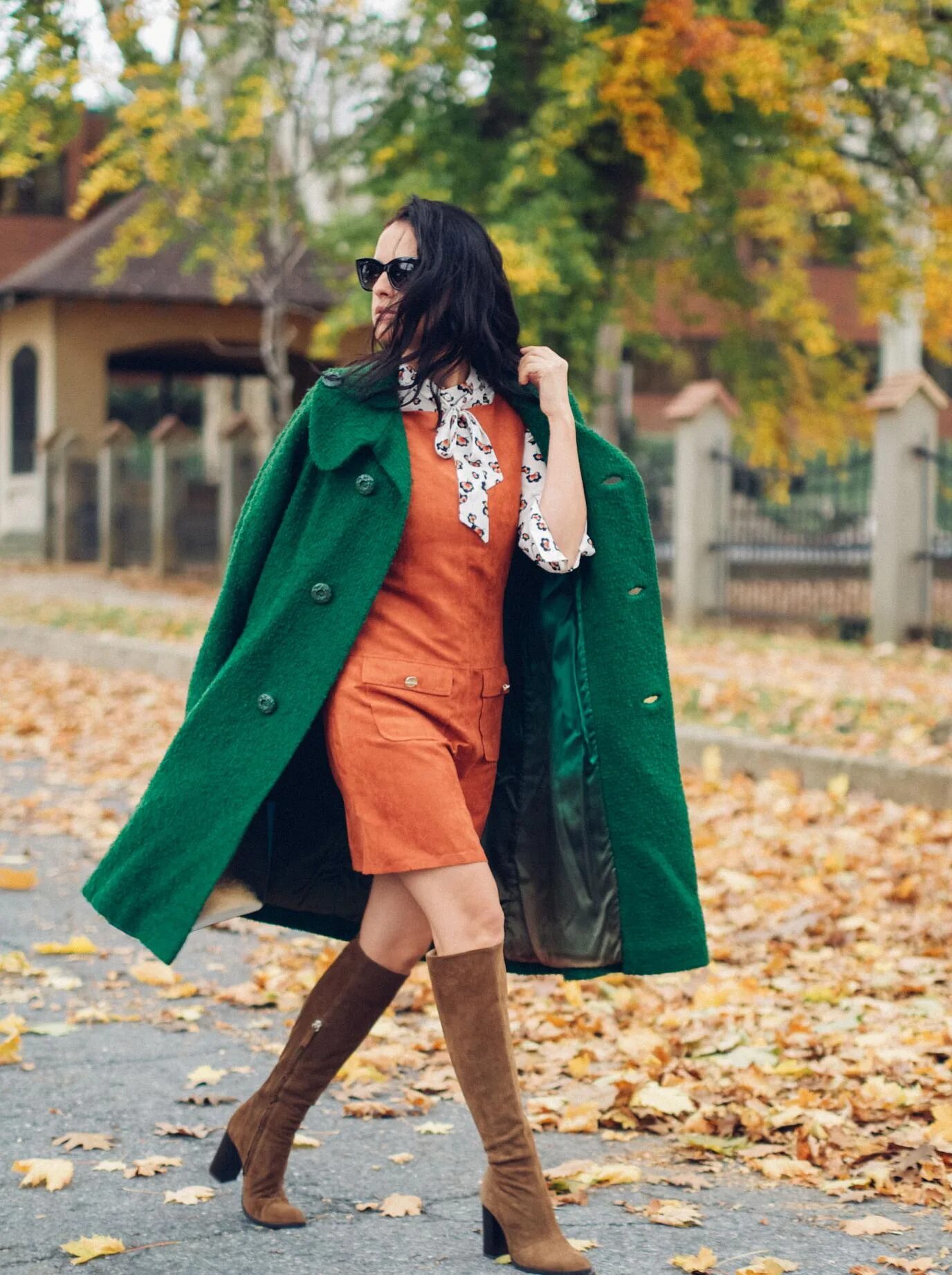 She is wearing a coat. Красивое пальто. Пальто с коричневыми сапогами. Девушка в пальто. Красное пальто стрит стайл.