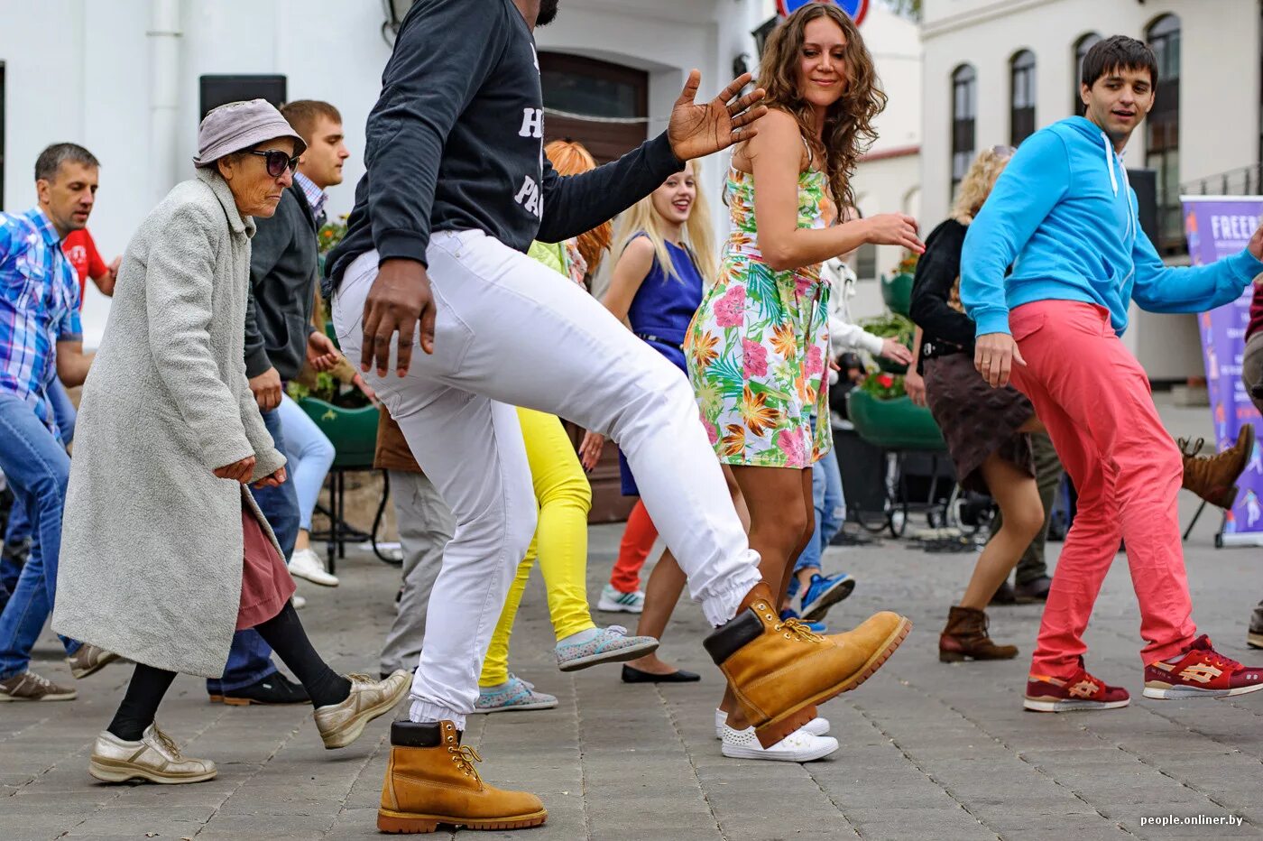 Песни танцы на улице. Танцы на улице. Сальса на улице. Танцующие люди на улице. Танцы молодежи на улице.