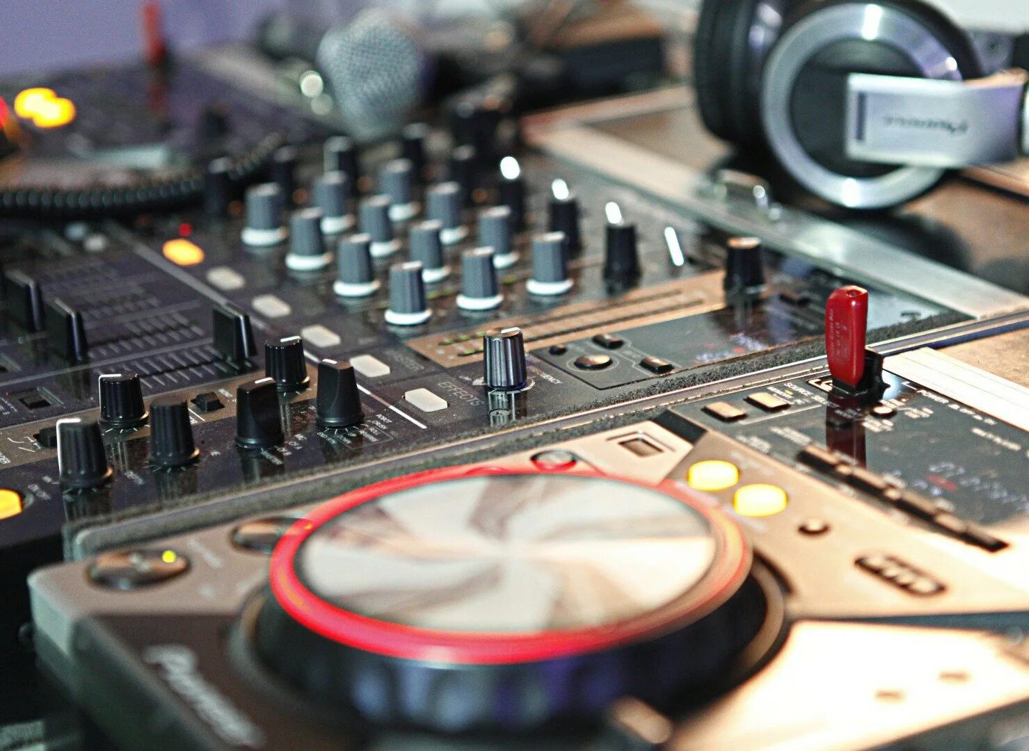 Современные технологии музыкальные. Картина диджей. Музыкальные обои. Обои на пк диджей за аппаратурой. Дж тиесто пульт.