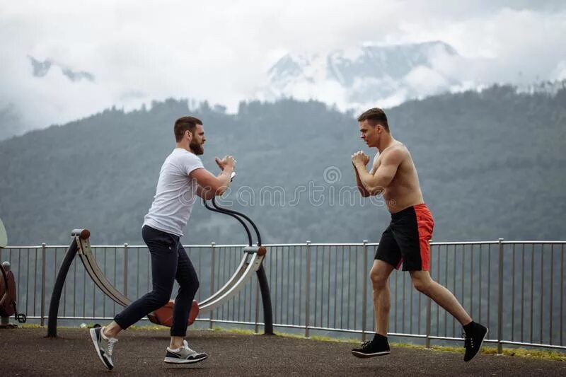 Два спортсмена. Спортсмен на двух колесах. Два спортсмена выходят. Эмоциональная составляющая спортсмена стрелка. Оба два спортсмена