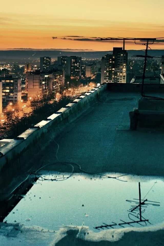 крыши высотных домов. темный город гача лайф многоэтажки крыша. крыши домов в городе ночью. крыша ночью без людей. крыша многоэтажного дома.