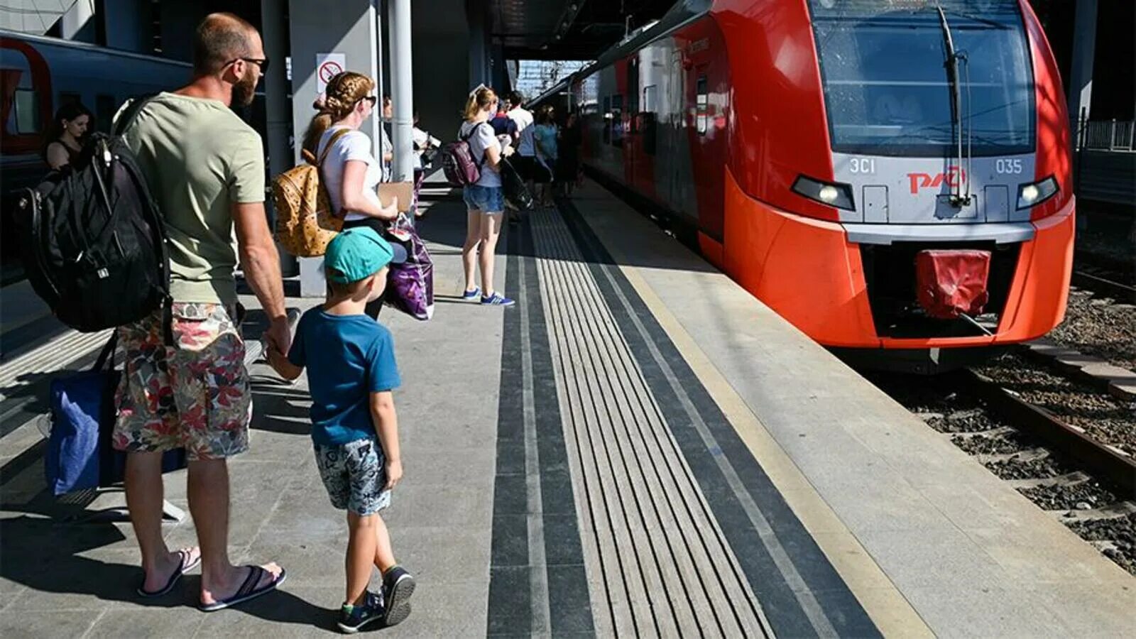 Дети пригородной электрички. Поезда Абхазии. Железнодорожный вокзал для детей. Поезда для детей.