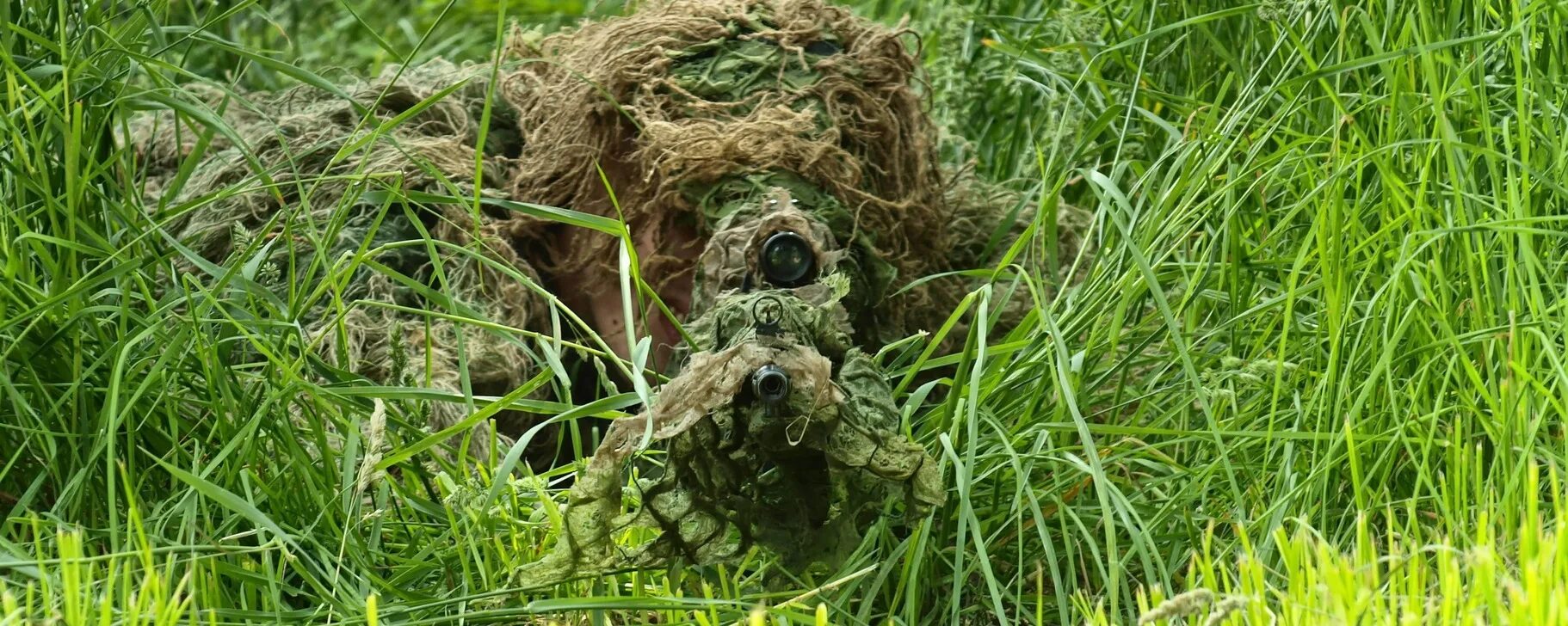 Слова засада. Снайпер в камуфляже. Маскировка снайпера. Снайпер в траве. Снайпер в засаде.