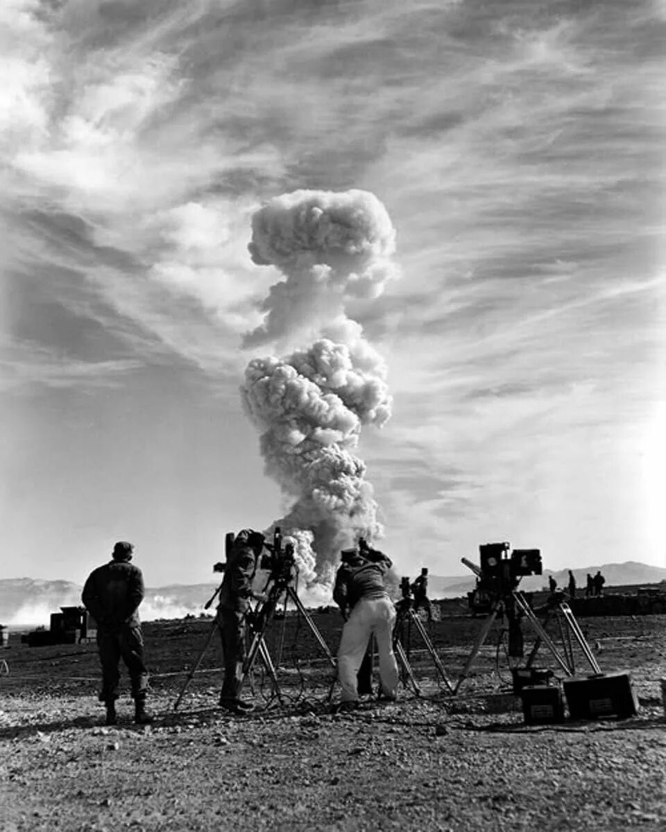 Атомные испытания. Ядерный взрыв в Неваде 1957. Ядерный полигон США. Невада испытания ядерного оружия. Испытание атомной бомбы в США.