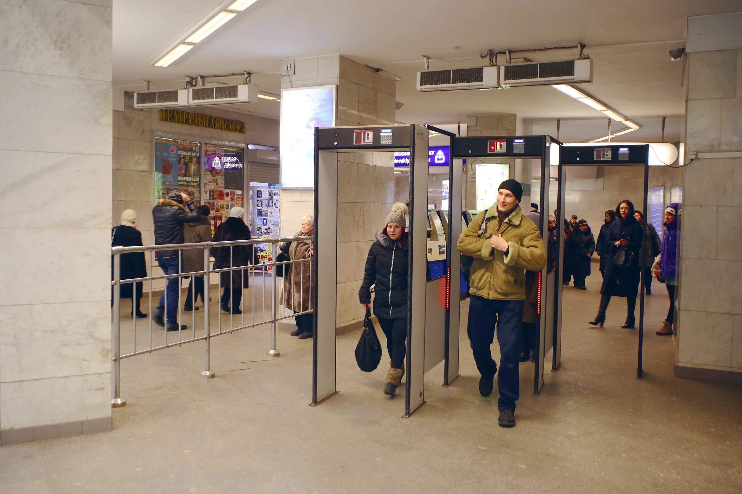 Проход через металлодетектор. Рамки металлодетектора в метро. металлоискатели в метро. металлоискатели на вокзале. рамка металлодетектора на вокзале.