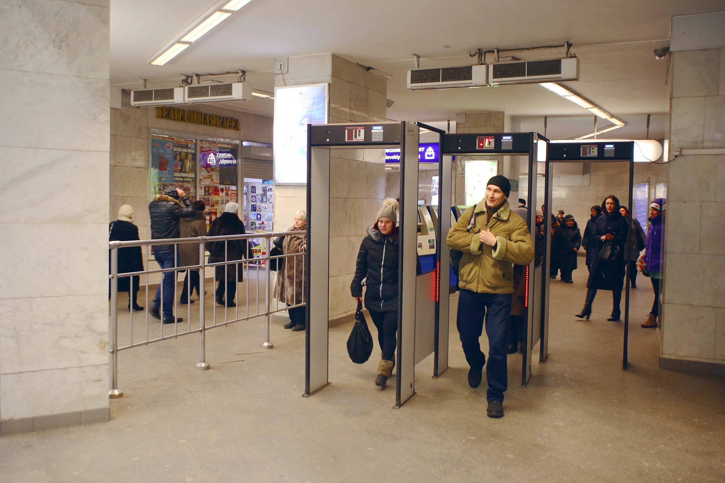 Рамки досмотра. Рамки металлоискателя в метро. Металлоискатели в метро. Металлодетекторы на вокзале. Металлоискатели на входе в метро.