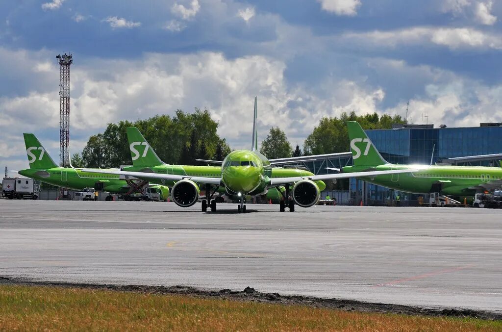 Толмачево бронницы. S7 Airlines Толмачево. Толмачево 737мах. Споттинг a320. Аэропорт толмачёво 2023.