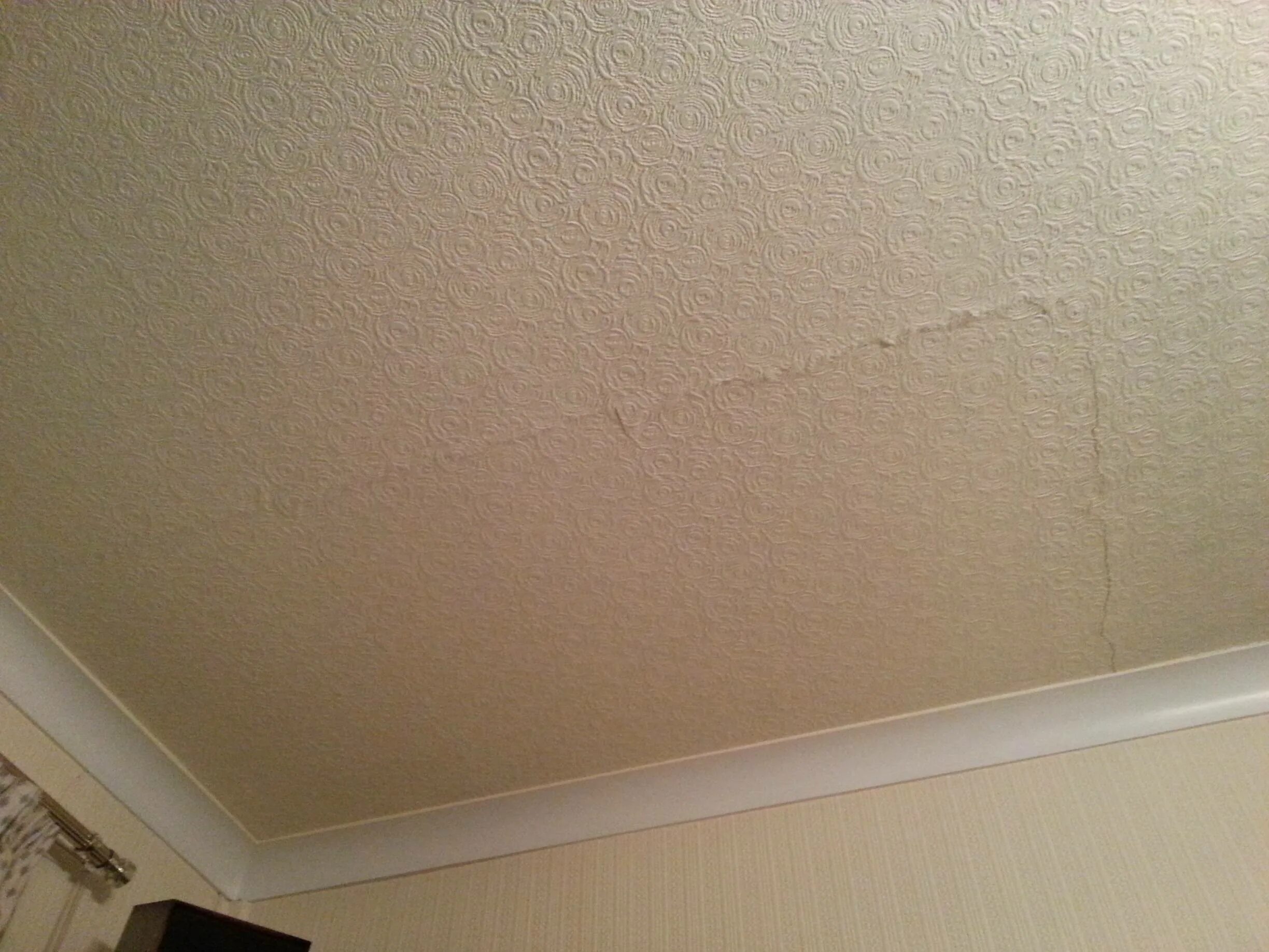Трещины на потолке. Микротрещины на гипсокартонном потолке. Трещины в гипсокартоновом потолке. Потрескавшийся потолок. Щель в потолке.