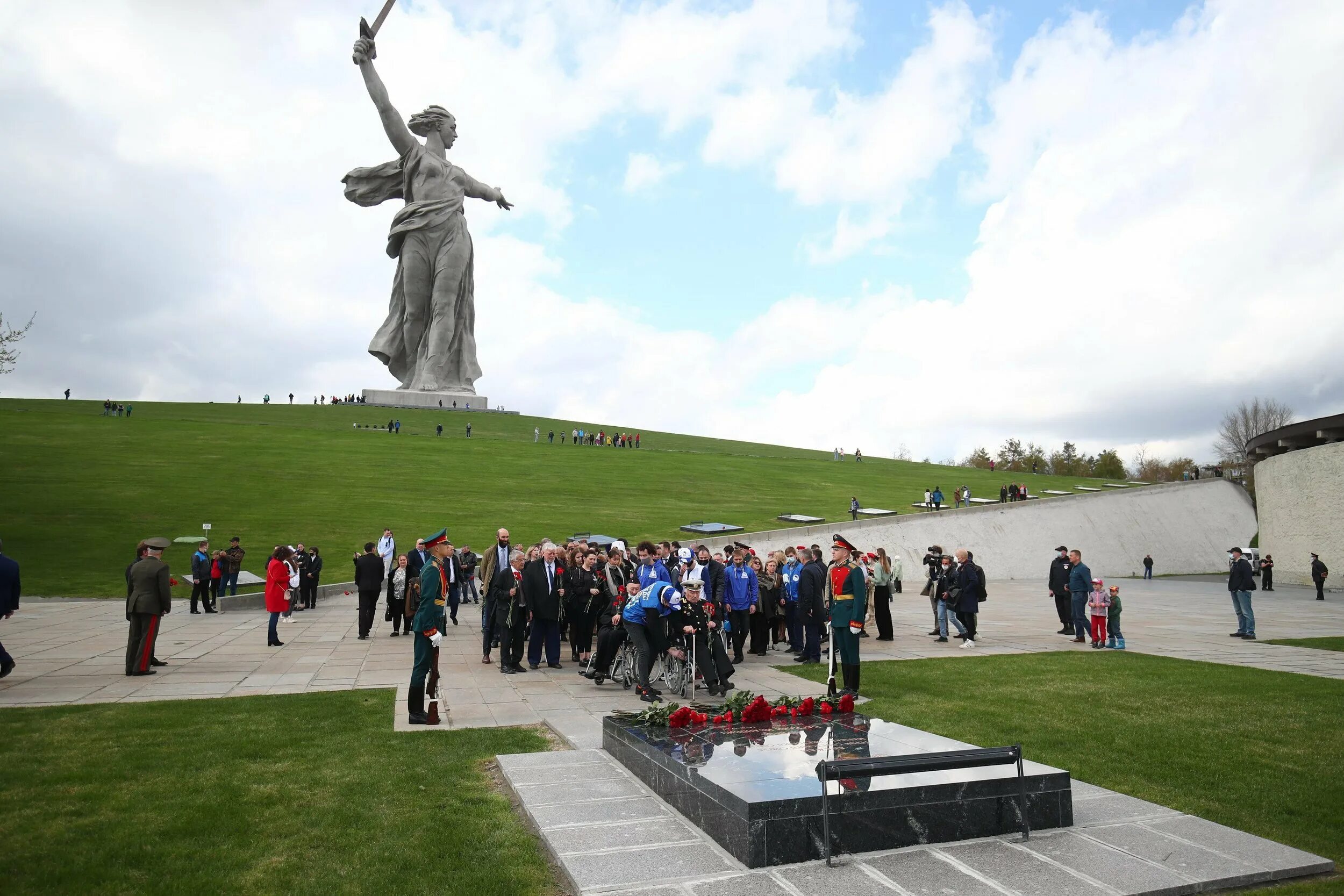Мемориальное военное кладбище мамаев курган. Мемориальное военное кладбище мамаев курган. Люди на мамаевом кургане. Мемориальное кладбище на мамаевом кургане. Малая братская могила на мамаевом кургане.