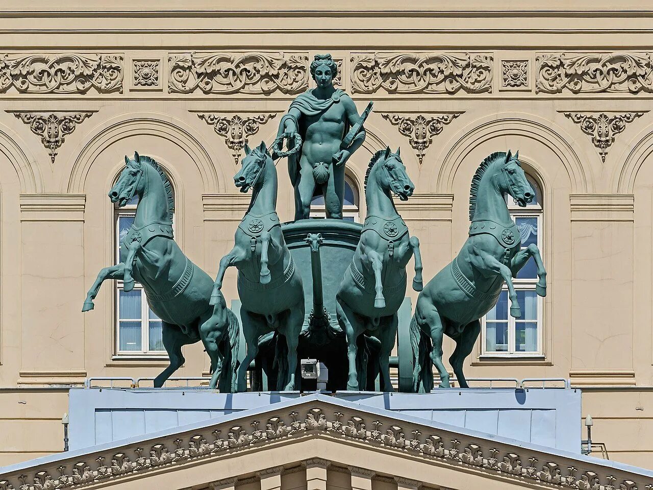 Квадрига Аполлона на большом театре в Москве. Клодт Квадрига на большом театре. Квадрига Аполлона на здании большого театра. Клодт «Квадрига Аполлона».