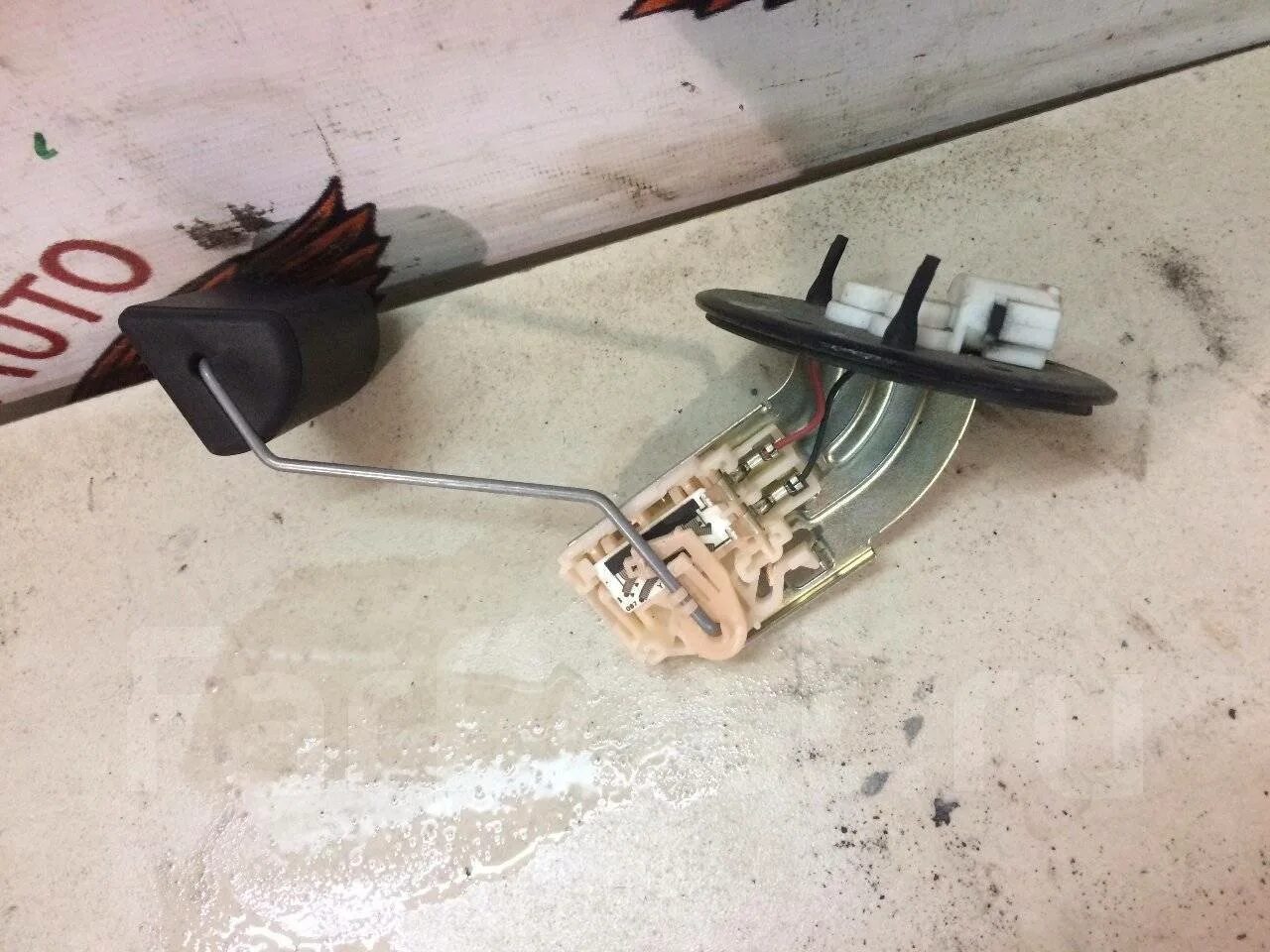 Датчик топлива рав 4. Датчик топлива рав 4. Датчик уровня топлива rav4 2 поколения. Датчик уровня масла тойота рав 4. Датчик топлива рав 4.