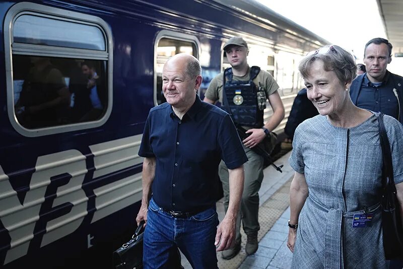 Как выглядит жена шольца