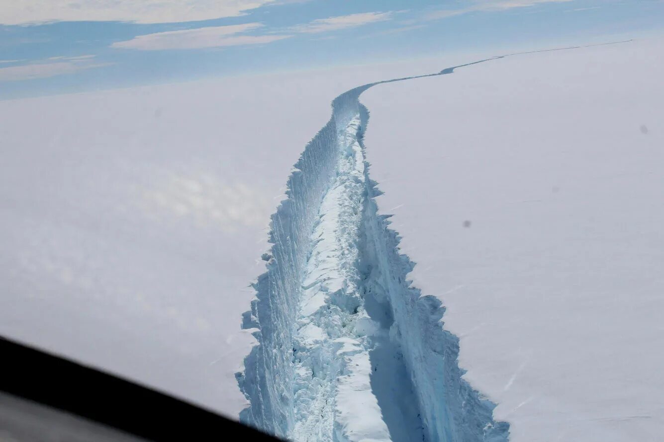 Большая трещина. Самый большой Айсберг в мире откололся от Антарктиды. Айсберг a-68. Айсберг откололся от Антарктиды. Откололся Айсберг в Антарктиде.