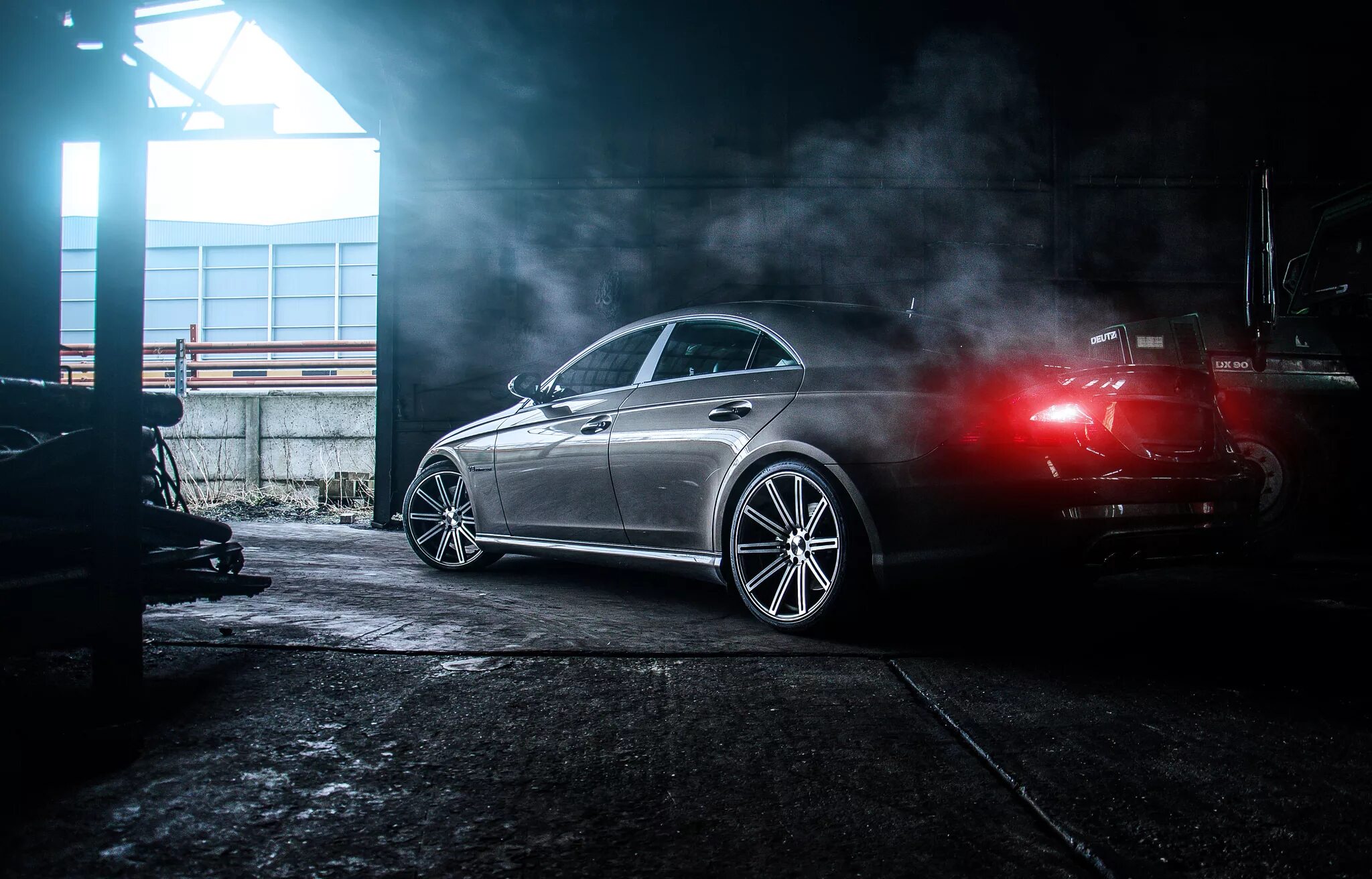 Амг гараж. Обои cls 55 amg. мерседес cls 63 в гараже. mercedes cls 55 amg 4k обои. мерседес е63 в гараже.