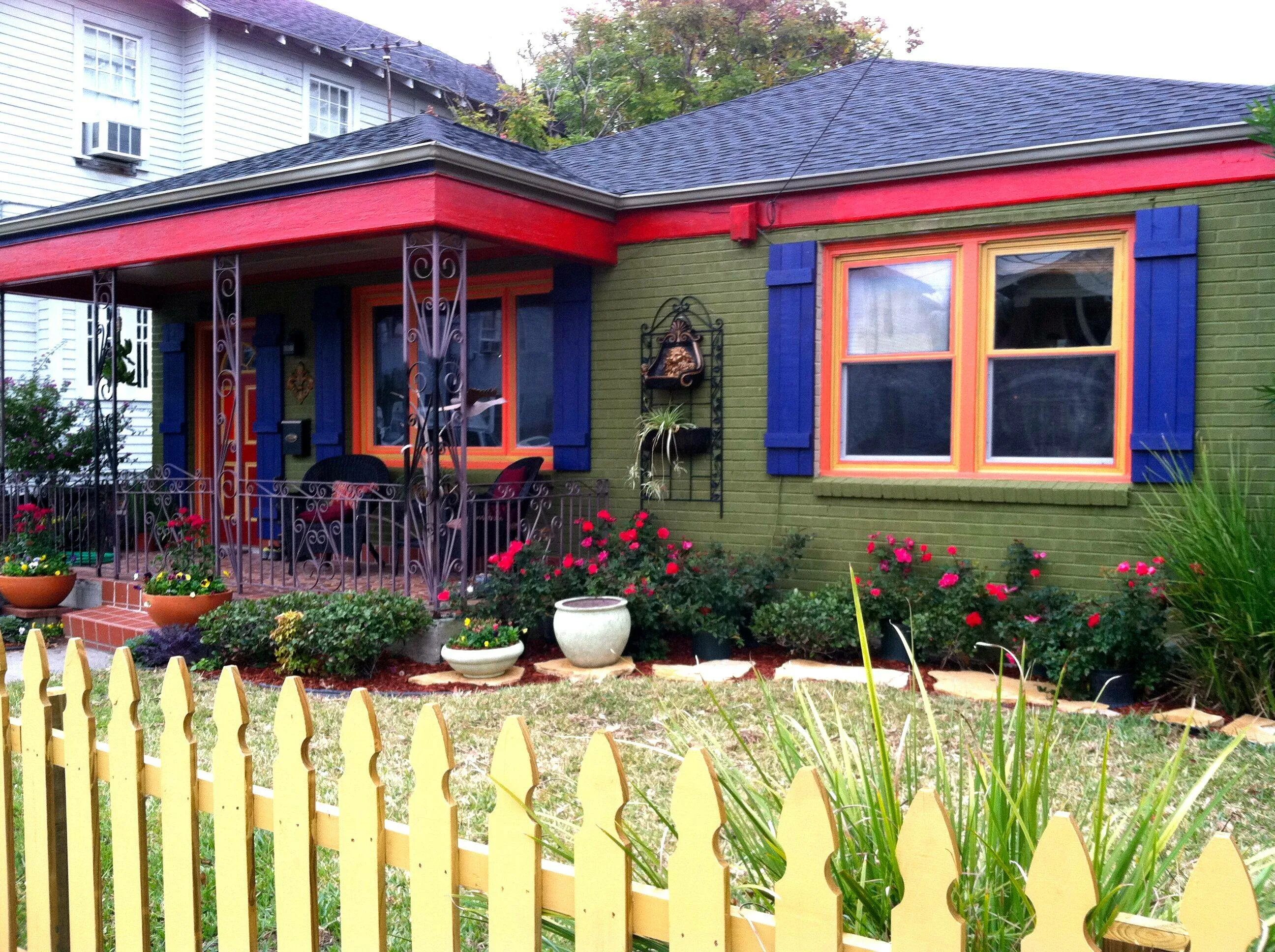 Украшение дачного домика. Фасад дачи. Разноцветный дачный домик. Покрасить дачный домик.