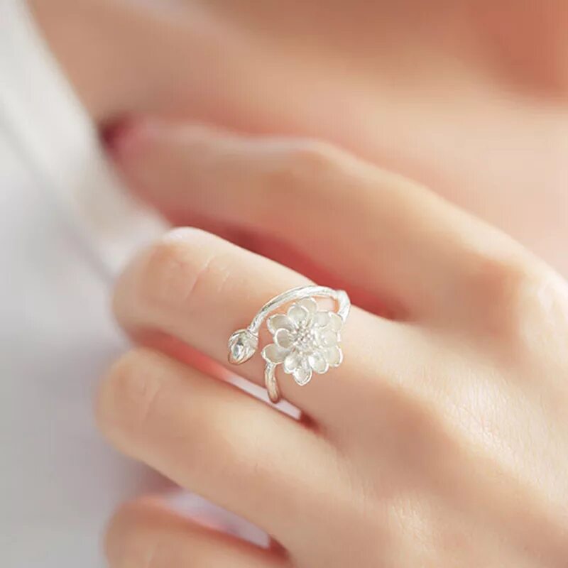 Простое кольцо девушке. Кольцо 925 Лотос. Лотос кольцо серебро 925. Красивые кольца для девушек. Колечки нежные для девушки.