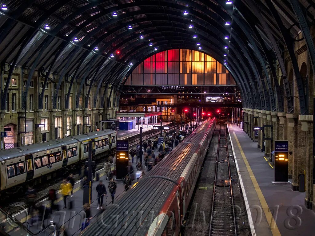 Вокзал в лондоне. Лондонский вокзал Кингс-кросс. Кингс кросс в Лондоне. ЖД вокзал Кингс-кросс, Лондон. Железнодорожный вокзал Кингс кросс.