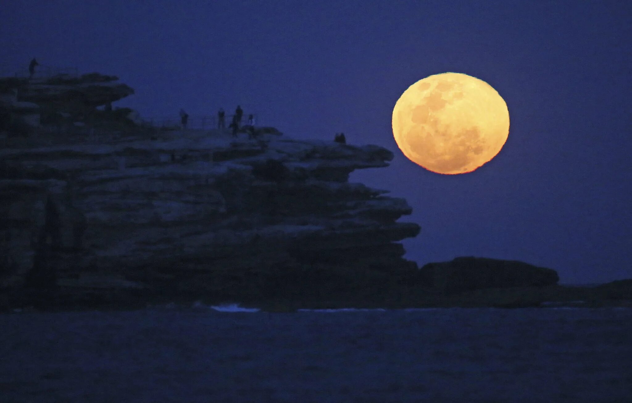 The day of the moon is. Суперлуние 2014 года. суперлуние на море. full moon bay), азербайджан.