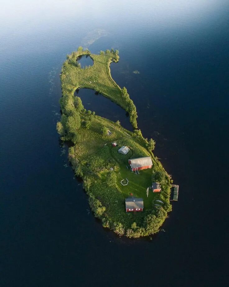 Удалить island. Остров Котисаари Финляндия. Удивительный остров в Финляндии. Домик на островке. Остров Рованиеми Финляндия.