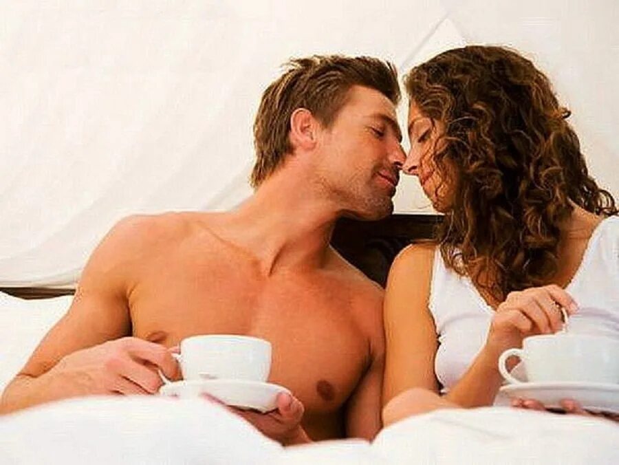 Кофе в постель любимому. Кофе в постель для любимой. Утренний кофе в постель. Мужчина и женщина в постели.