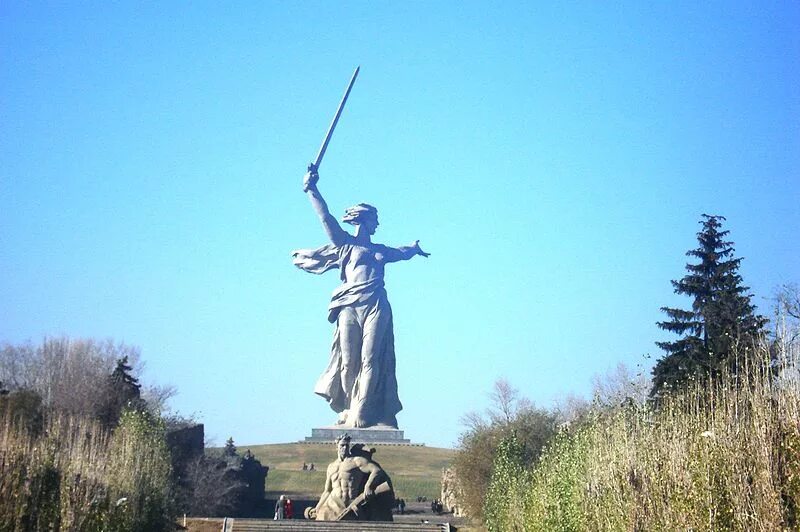 В каком городе стоит памятник героям. Родина мать калининград. памятники великой отечественной войны 1941-1945. мамаев курган воин освободитель. памятник матери родины войны 1941-1945.