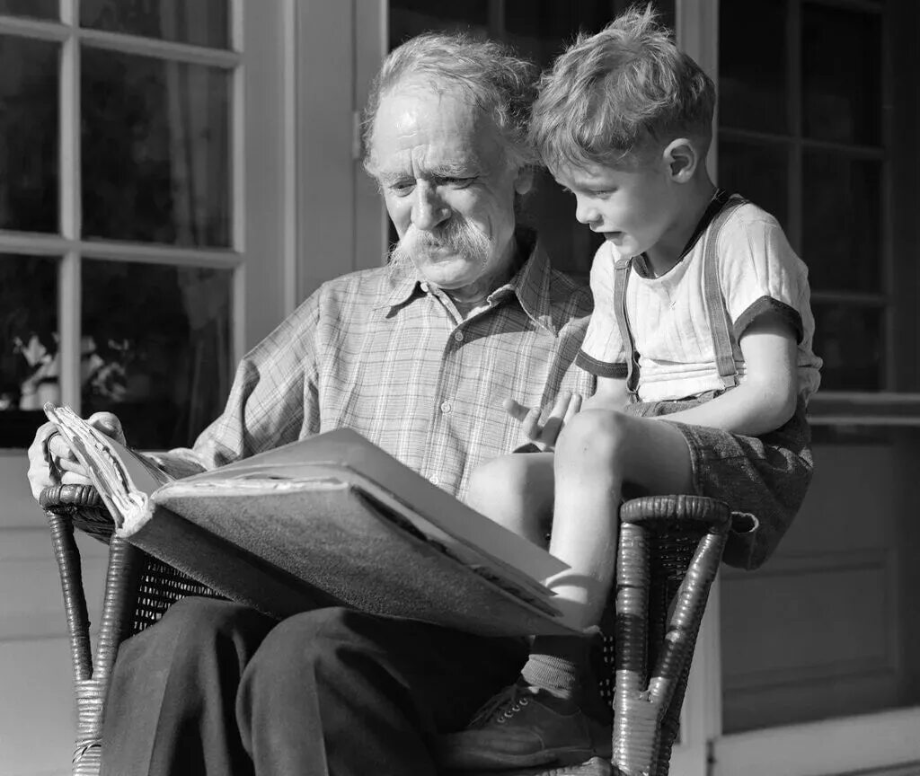 Daughter grandfather. Дедушка и внук. Дедушка с внуками. Дед свунуками. Старый ребенок.